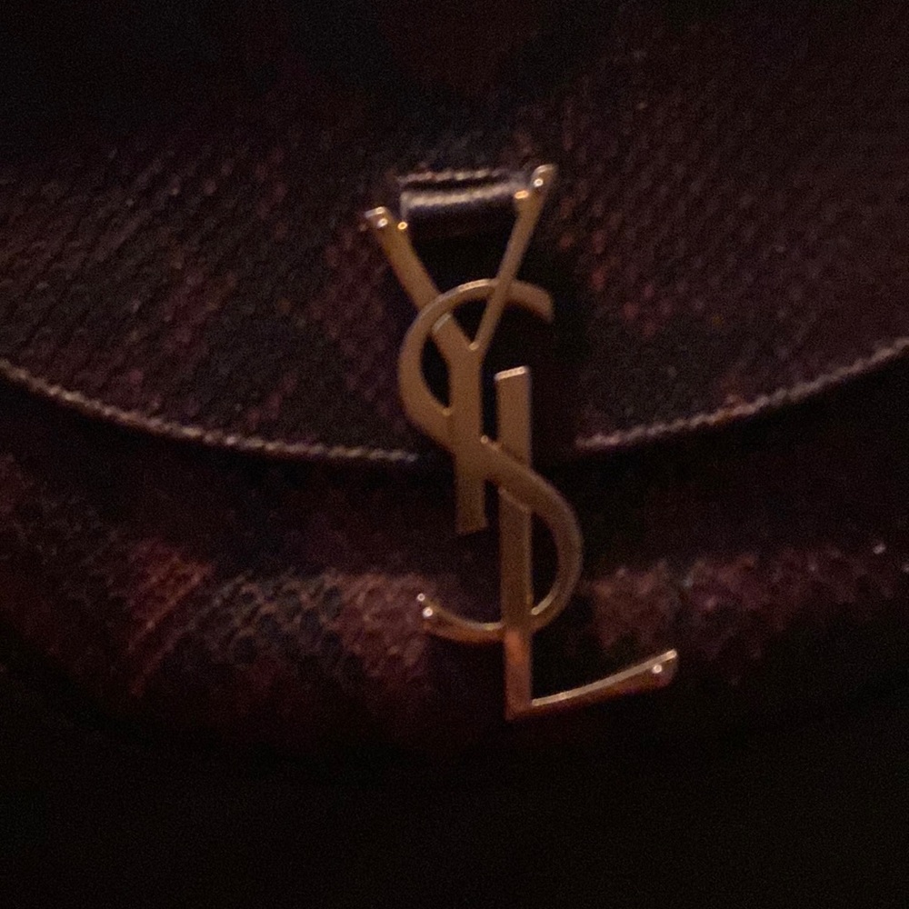 Saint Laurent Actually
Saint Laurent Embossed Kaia Crossbody Per: